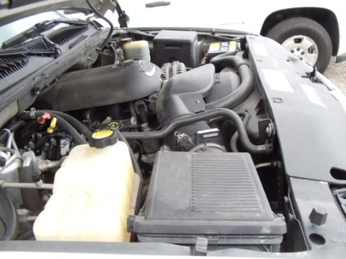 Used 2001 Chevrolet Suburban LS image 26