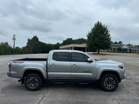 Used 2020 Toyota Tacoma TRD Sport image 3