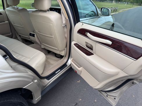 Used 2007 Lincoln Town Car Signature image 22