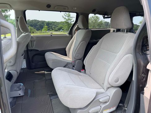 Used 2017 Toyota Sienna LE image 8