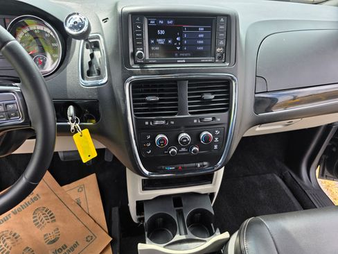 Used 2019 Dodge Grand Caravan SXT image 25