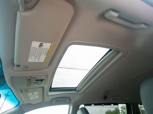Used 2015 Toyota Sienna SE image 63
