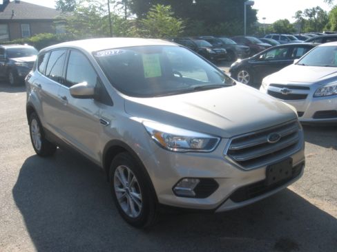 Used 2017 Ford Escape SE image 3