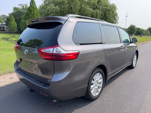 Used 2017 Toyota Sienna LE image 29