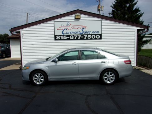 Used 2011 Toyota Camry LE image 1