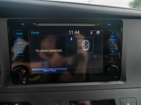 Used 2015 Toyota Sienna SE image 54