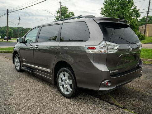 Used 2015 Toyota Sienna SE image 5