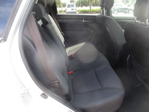 Used 2011 Kia Sorento LX image 9
