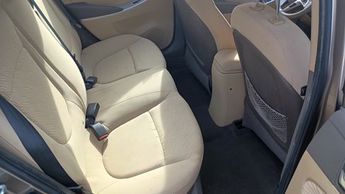 Used 2012 Hyundai Accent GLS image 9