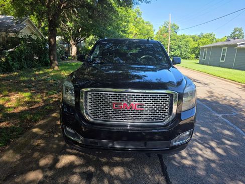Used 2017 GMC Yukon SLT image 3