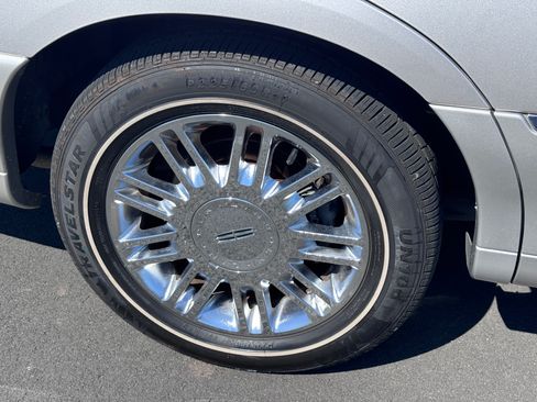 Used 2010 Lincoln Town Car Signature Limited image 32