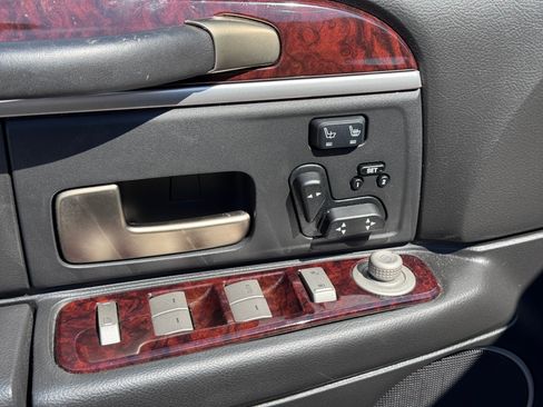 Used 2010 Lincoln Town Car Signature Limited image 4