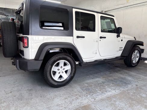 Used 2010 Jeep Wrangler Unlimited Sport image 4