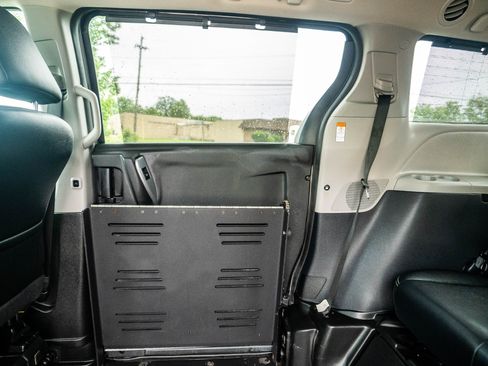 Used 2015 Toyota Sienna SE image 32