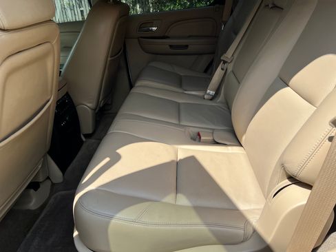 Used 2009 Cadillac Escalade Luxury image 11