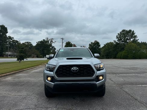 Used 2020 Toyota Tacoma TRD Sport image 9