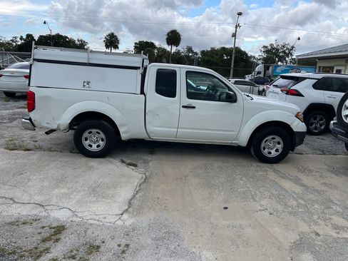 Used 2015 Nissan Frontier XE image 1