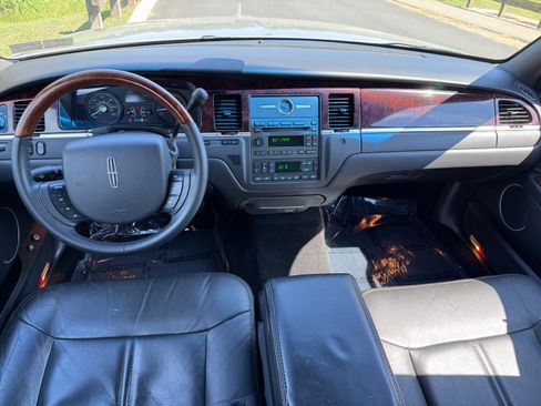 Used 2010 Lincoln Town Car Signature Limited image 16