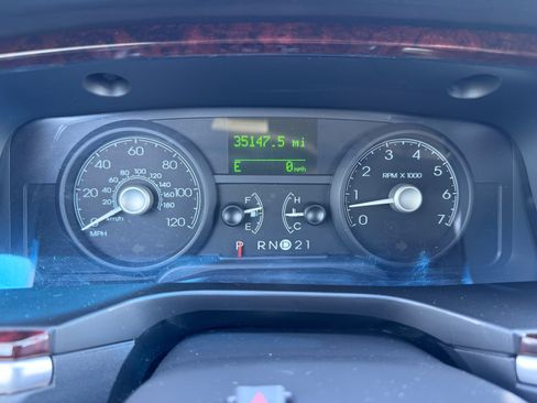 Used 2010 Lincoln Town Car Signature Limited image 9
