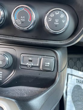 Used 2015 Jeep Renegade Latitude image 14