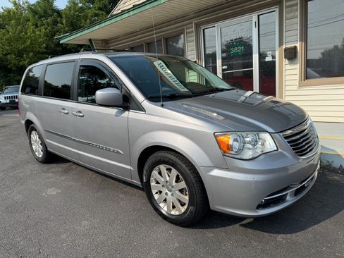 Used 2015 Chrysler Town & Country Touring image 2