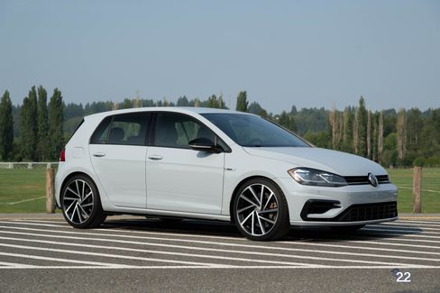 Used 2019 Volkswagen Golf R image 2
