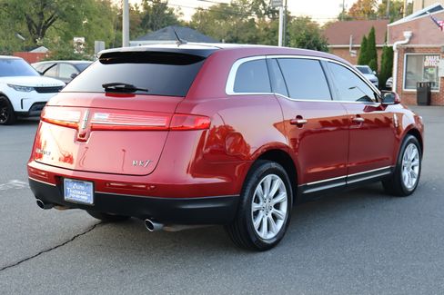 Used 2018 Lincoln MKT image 8