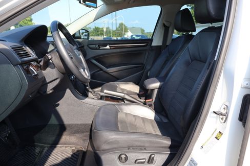 Used 2014 Volkswagen Passat 1.8T SEL Premium image 10
