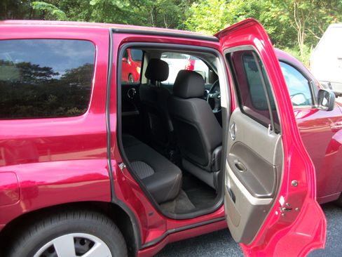 Used 2010 Chevrolet HHR LS image 8