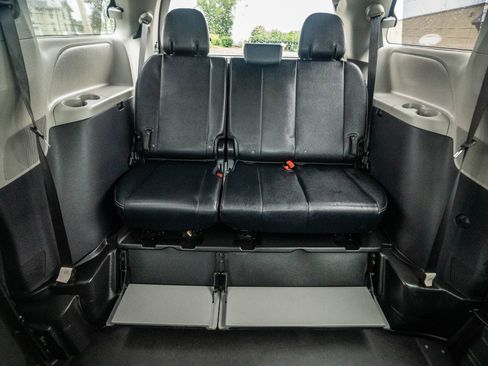 Used 2015 Toyota Sienna SE image 40