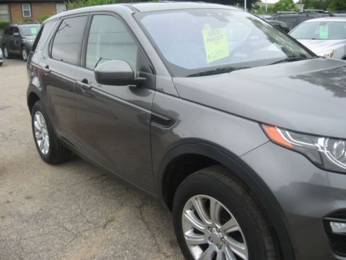 Used 2016 Land Rover Discovery Sport SE image 3