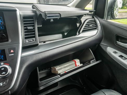 Used 2015 Toyota Sienna SE image 47
