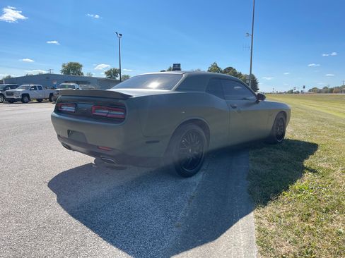 Used 2015 Dodge Challenger SXT image 5