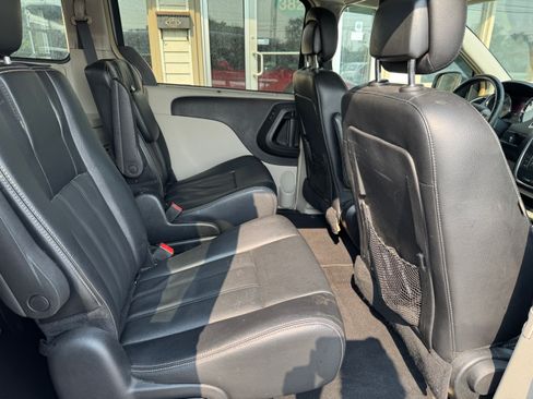 Used 2015 Chrysler Town & Country Touring image 17