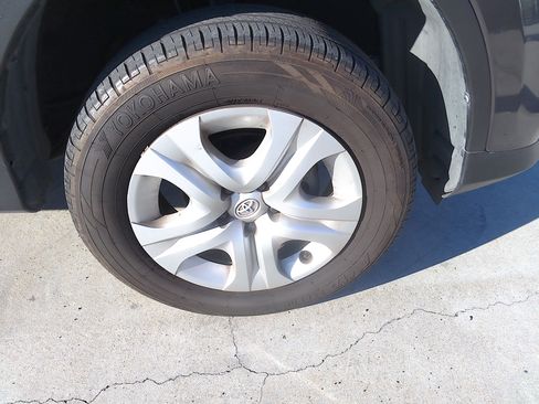 Used 2015 Toyota RAV4 LE image 36