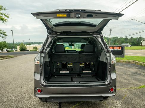 Used 2015 Toyota Sienna SE image 18