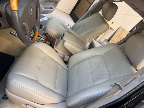 Used 2005 Lexus LX 470 image 16