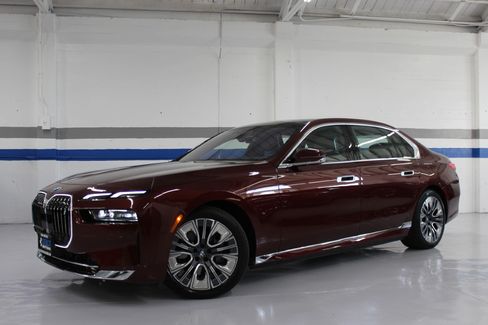 Used 2023 BMW i7 xDrive60 image 2