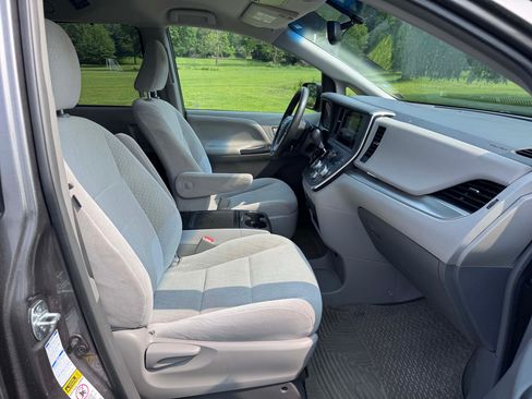 Used 2017 Toyota Sienna LE image 13