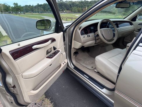 Used 2007 Lincoln Town Car Signature image 2