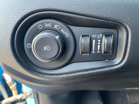Used 2015 Jeep Renegade Latitude image 12