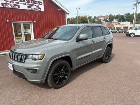 Used 2019 Jeep Grand Cherokee Limited image 2