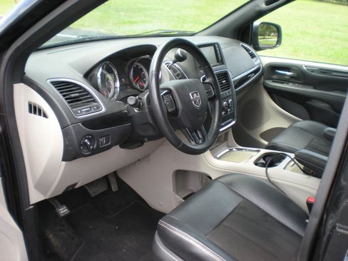 Used 2019 Dodge Grand Caravan SXT image 5