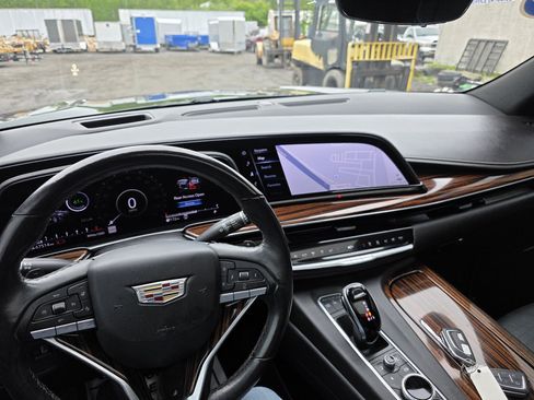 Used 2021 Cadillac Escalade Premium image 17
