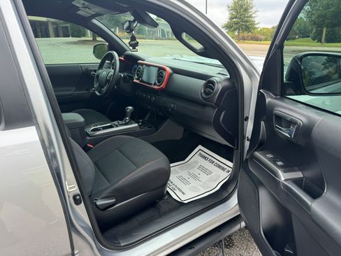 Used 2020 Toyota Tacoma TRD Sport image 15