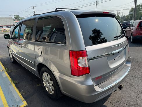 Used 2015 Chrysler Town & Country Touring image 4