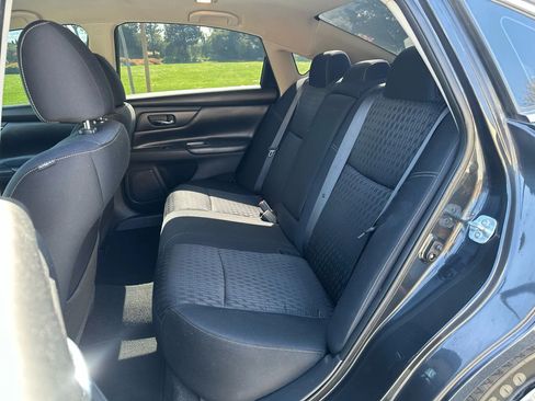 Used 2017 Nissan Altima image 5