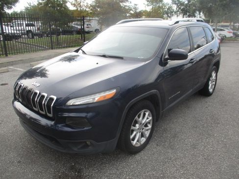 Used 2016 Jeep Cherokee Latitude image 2