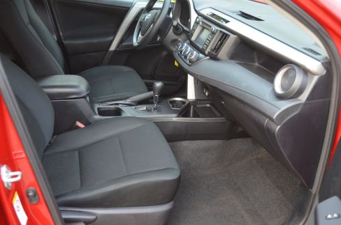 Used 2016 Toyota RAV4 LE image 11