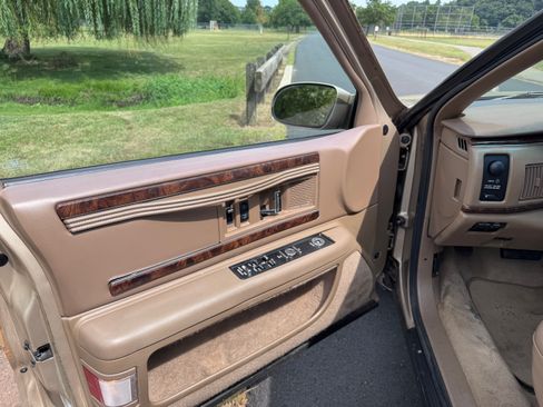 Used 1996 Buick Roadmaster Estate image 2